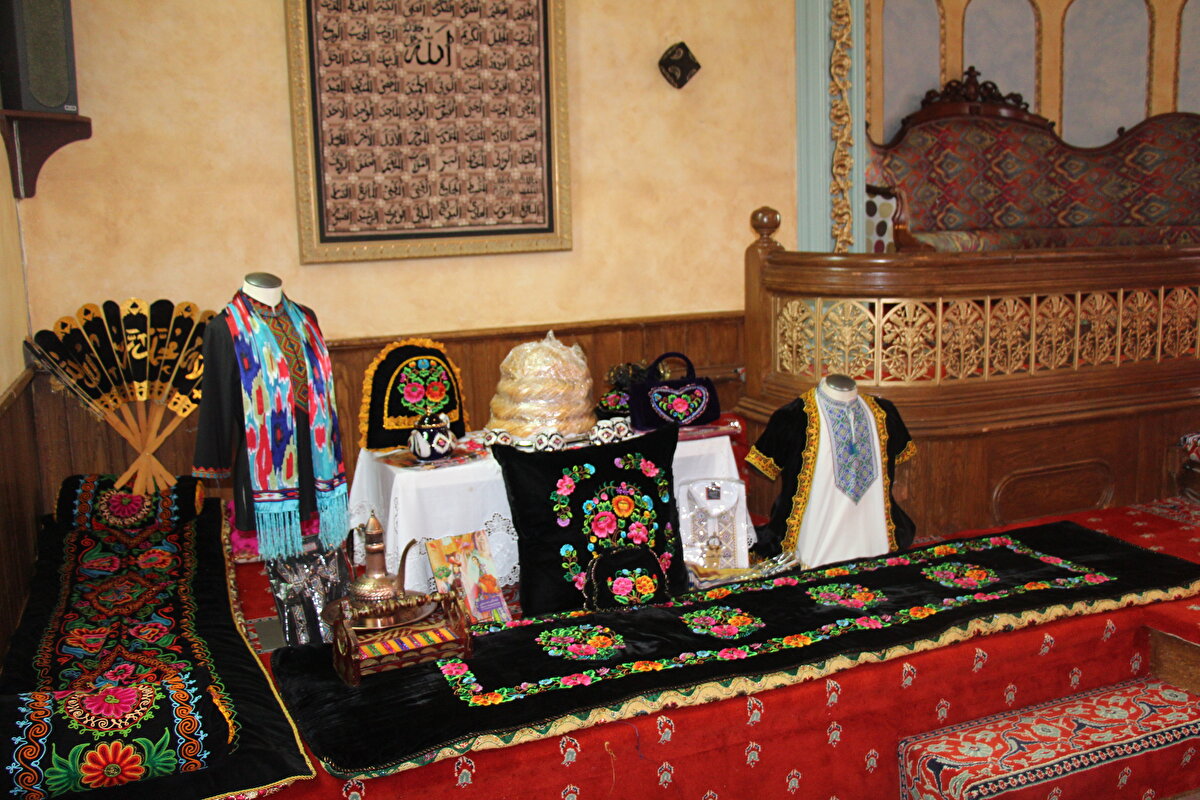 Bir ibadethane olacak olmasının yanı sıra bir kültür merkezi olarak da faaliyet gösterecek camide Uygur kültürüne ait eşyalar ve kıyafetlerin sergilendiği de görülüyor.