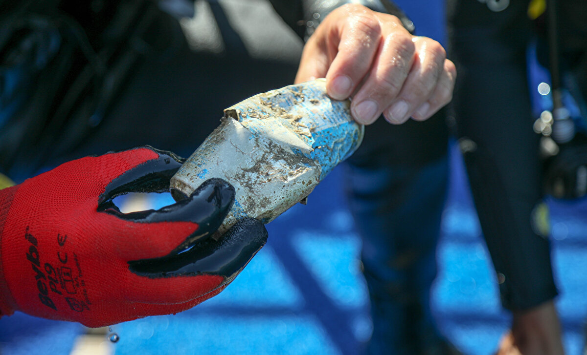 Belçikalı Najama Laforce de su altından maske toplayan dalgıçlar arasında yer aldı. Topladığı maskeleri çöp filesine koyarak su üstüne çıkaran Laforce, "Gördüklerim beni şaşırtmadı" dedi.