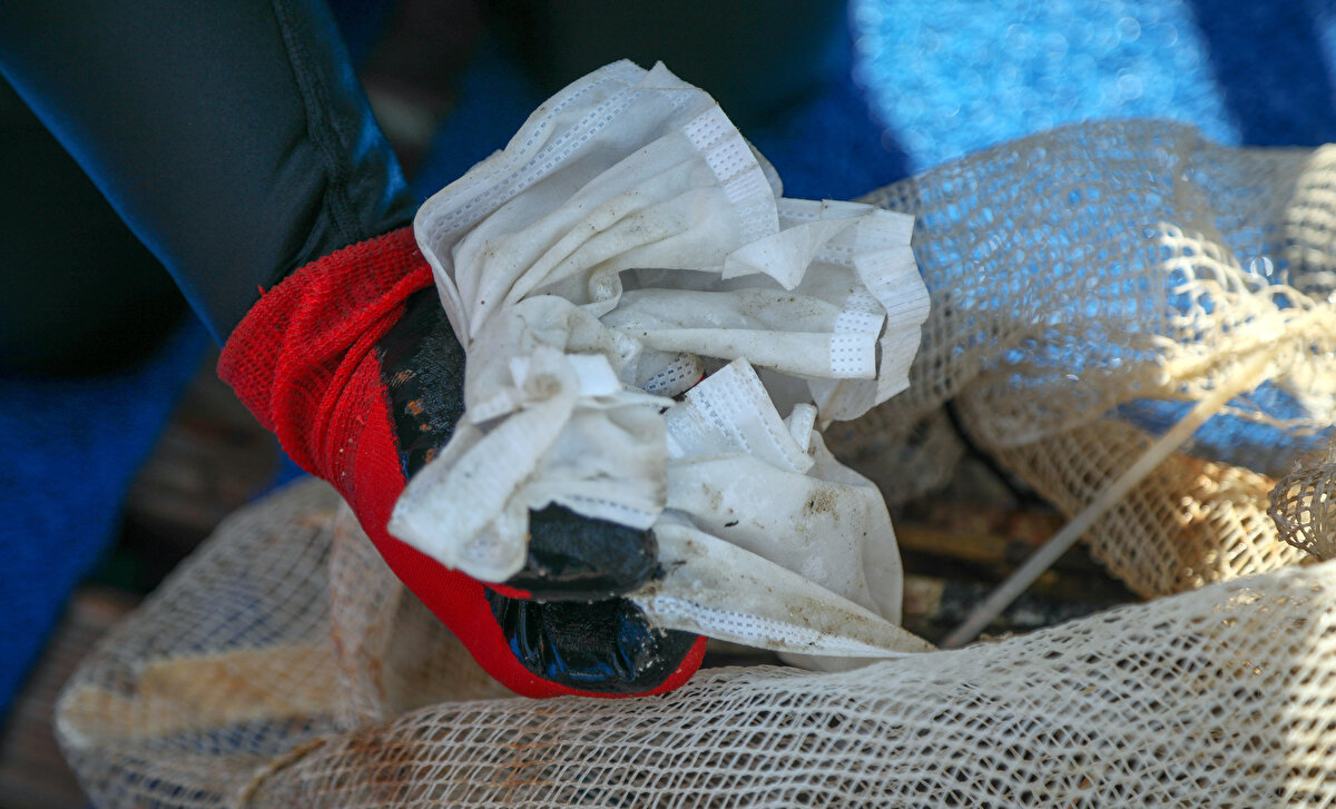 Su altındaki kirlenmeyi görüntüleyen dalgıç Erkut Tanyar, gördüğü manzaranın ürkütücü olduğunu söyledi. Kamerasını çevirdiği her noktada çöpe ya da maskeye rastladığını belirten Tanyar, "İnsanlar lütfen dikkatli olsunlar. Maskelerine sahip çıksınlar. Su altındaki yaşama zarar vermeden bu süreci atlatmalıyız" diye konuştu.