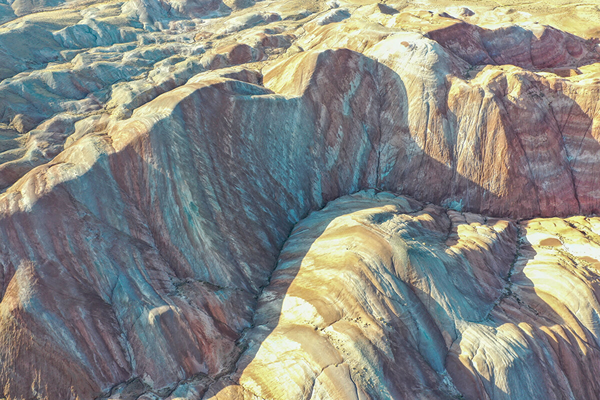 Tepelere ulaşımın oldukça kolay olduğunu, kara yolu kenarına kadar araçla geldikten sonra kısa bir yürüme mesafesiyle ulaşıldığını aktaran Taşkınsu, "Ziyaretçiler sarı, kahverengi ve yeşilin çeşitli tonlarıyla karşılaşıyor, Gökkuşağı Tepeleri ziyaretçilerine adeta renk cümbüşü sunuyor. Özellikle Ağrı Dağı gibi bir zenginliğin bölgede bulunması sebebiyle dağa gelen ziyaretçiler burayı da ziyaret ediyor. Bütün doğa severleri davet ediyoruz, gelip burayı görsünler" diye konuştu.