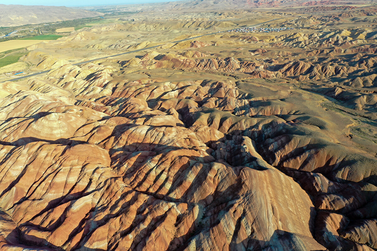 Farklı toprak yapılarını ve katmanlarını bir arada barındırması nedeniyle rengarenk görüntü sunan tepeler, son dönemde sosyal medyada artan ünü sayesinde bölgenin en gözde doğa turizmi alanlarından biri haline geldi.