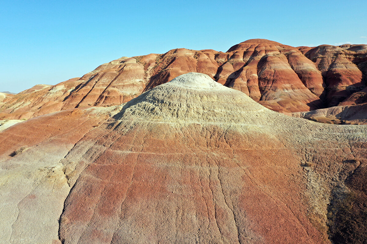 Fotoğraf meraklıları, sporcular ve doğaseverler, hem doğa ile iç içe gezinti yapma hem de farklı tonlardaki tepeleri fotoğraflama imkanı buluyor.
