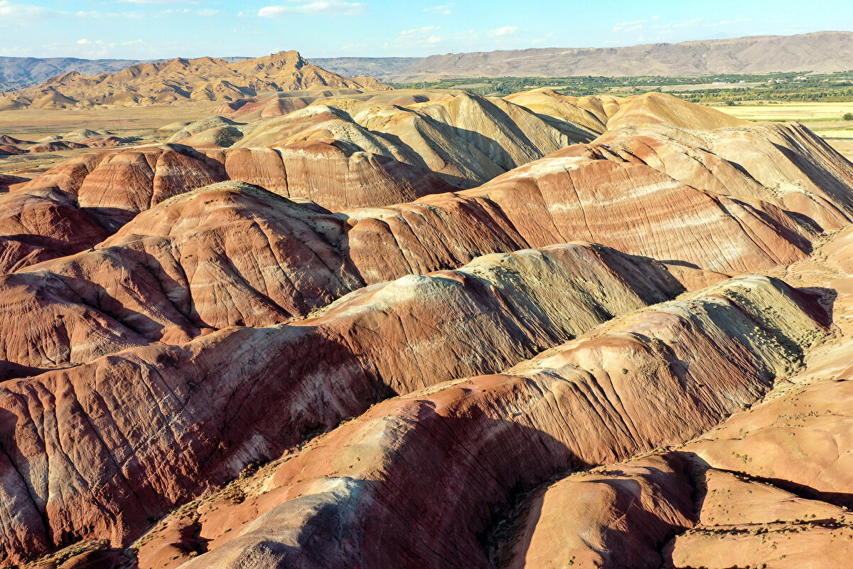 Özellikle sonbaharda neredeyse tüm renklerin en belirgin şekilde görülebildiği tepelerdeki bitki örtüsü olmayan toprak yapısı, sunduğu renk ziyafetiyle yurt içi ve dışından yoğun ilgi görüyor.