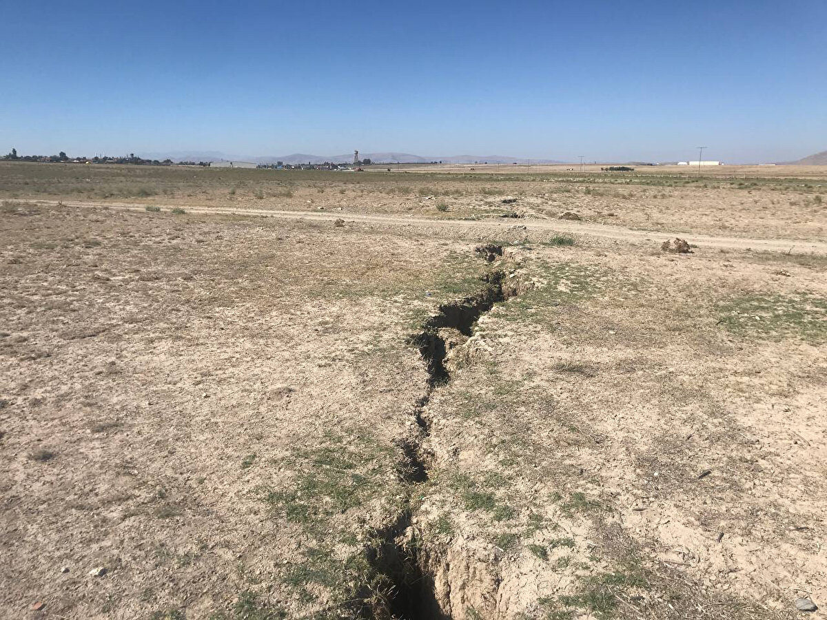 Eren, yer altı su seviyesindeki düşüşün 2000'li yıllardan önce 1 metre düşerken şu anda 5-10 metreden fazla olduğunu ve son 10 yılda bu oranın daha da arttığını belirtti.
Bu orandaki hızlanmanın devam edeceğini söyleyen Eren, "Bunların obruklarla da kısmen ilişkisi var. Yarıklar, büyük çapta olmasa bile yeni obrukların oluşumuna da neden oluyor. Depremlerle ilgisi yok. Emirgazi'de 3 kilometre uzunlukta, Tuzlukçu'da ise 2 kilometre uzunlukta olan yarıklar var. Bu yıl daha da açılma var. Geçen günlerde Emirgazi ilçesindeki yarıkları oluşturan yağmur değil. Zayıflık zonu olduğu için yağmur sadece ortaya çıkmasını hızlandırıyor. " dedi.