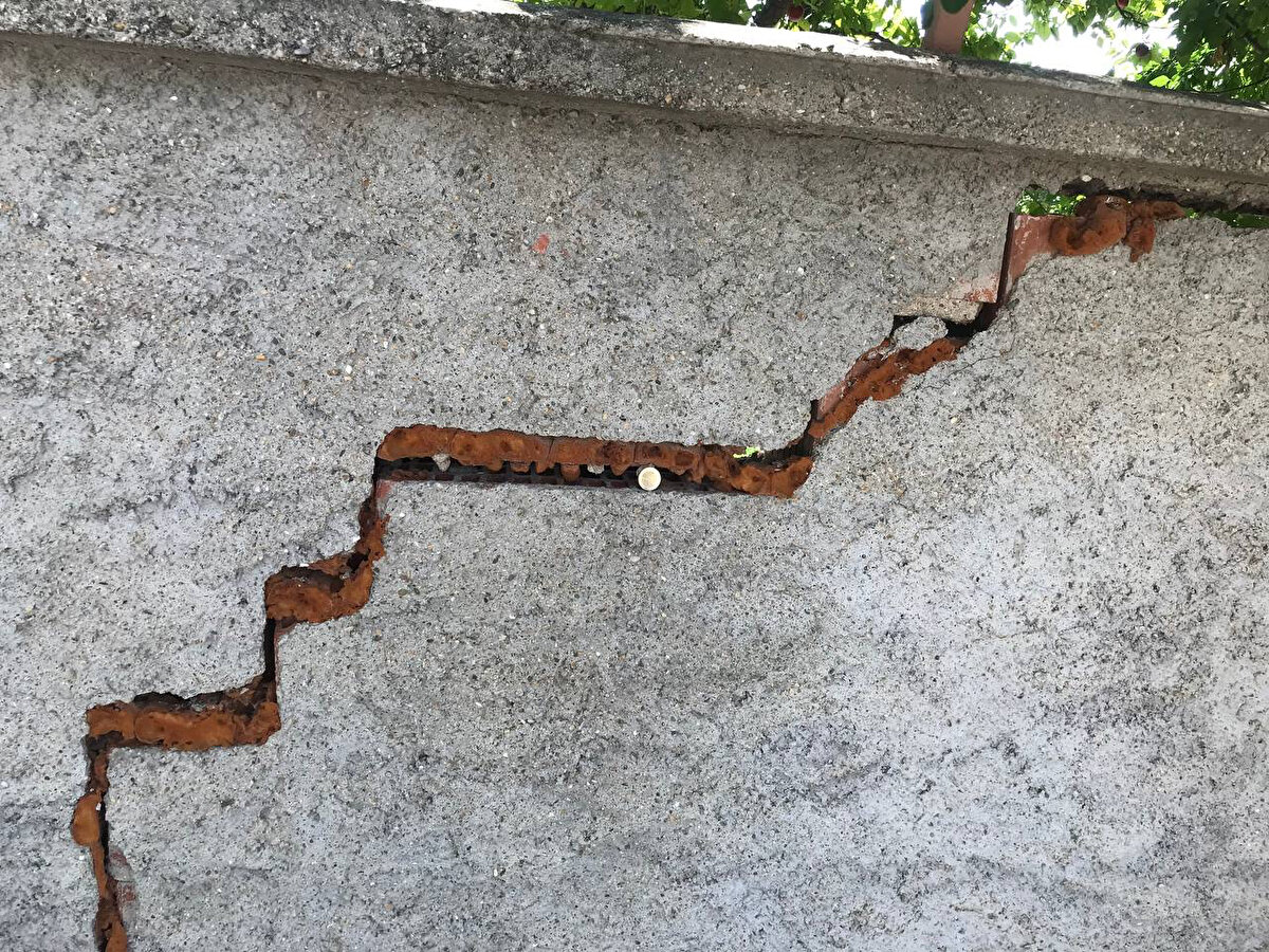 Yer altı su seviyesindeki azalmaya bağlı oluşan yarıkların, bazı kırsal mahalleleri de tehdit ettiğine işaret eden Eren, şöyle konuştu:
"2000'li yıllardan bu yana, aşırı su kullanımı ve küresel ısınmaya bağlı olarak yer altı suyunda önemli düşüşler başladı. Bunu Orta ve Batı Anadolu havzaları, Tuzlukçu, Akşehir, Aksaray, Karaman, Niğde, Bolvadin, Manisa ve Aydın'da görüyoruz. Bunları, yüzey deformasyonları, yeryüzünde 1,5-2 metreye varan düşey atımlar oluşturan yüzey faylanmaları şeklinde izliyoruz."