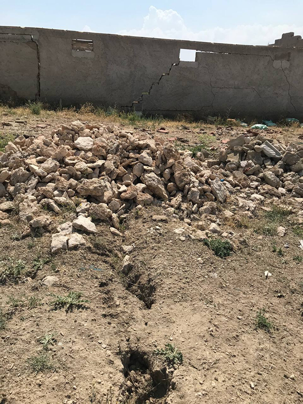 Konya'da Çumra, Karapınar ve Emirgazi ilçelerinde yer altı su seviyesinde azalmaya bağlı oluşan yüzey yarığına Tuzlukçu'da da rastlandı. Yerleşim yerlerinde ve yapılarda deformasyona neden olan yüzey bozulmaları, mahalle sakinlerini de endişelendiriyor.