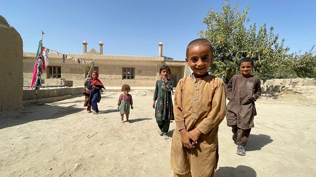 Cami bitişiğinde ise mevcut Taliban hükümetinin Başbakan Yardımcısı Vekili Molla Abdulgani Birader'in doğup büyüdüğü ev yer alıyor. Birader'in evinde şu an, Molla Ömer'in imamlık yaptığı caminin imamı ve ailesi yaşıyor. Köylülerin aktardığına göre, Molla Ömer, çok samimi olduğu Birader'e, henüz Taliban kurulmadan önce, kardeş anlamına gelen Birader lakabını verdi. Molla Birader, aynı zamanda Molla Ömer'in damadı olarak biliniyor. Taliban mensupları, Molla Ömer'in hatırasına saygı olarak halen evin arazisi ve çevresinde nöbet tutuyor. Çatışma ve bombardıman dönemlerini hatırlayan köylüler, burada çok sayıda Taliban mensubunun ve sivilin öldüğünü söylüyor.