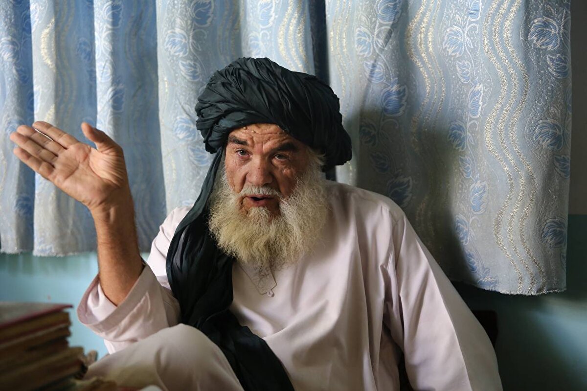 Molla Ömer'in halen hayatta olan az sayıdaki arkadaşı, Taliban'ın ortaya çıktığı süreci anlattı. Köy sakini Muhammed Haşim Haşimi, Sovyet işgali günlerinde Molla Ömer ile tanıştığını söyledi. Haşimi, bir süre sonra köyde imamlık yapmaya başladığını ve medresede Taliban mensuplarına din eğitimi verdiğini aktardı. Haşimi, Sovyetlerin buradaki medreseye düzenlediği bir hava saldırısında ise Molla Ömer'in tek gözünü kaybettiğini anımsattı. Taliban'ın kurulması için yapılan toplantıya 20'den fazla din alimi ve medrese talebesinin katıldığını anlatan Haşimi, Taliban ilk kurulduğu zamanda sadece 3 ağır silah bulunuyordu. İlk kez Meyvend ilçesinin Havzi-Medet bölgesinde, bir okulu üs olarak kullanan silahlı gruba karşı düzenlenen saldırıda ben de vardım. Molla Ömer gerçek bir savaşçıydı. dedi. Muhammed Haşim Haşimi, Molla Ömer ile geçirdiği günleri yad ettiğini ve özlediğini dile getirdi.