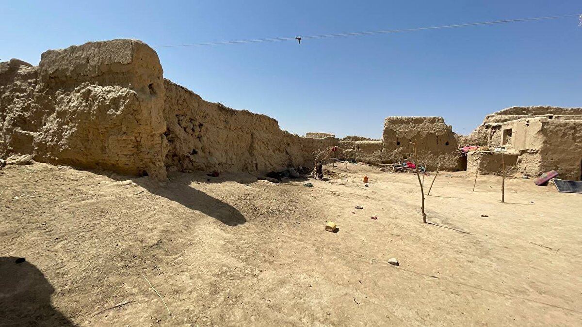 Birbirine bitişik konumdaki yapıların bulunduğu köyde, Molla Ömer hem imamlık hem de medresede hocalık yapmıştı. Köylüler, 11 Eylül saldırılarının ardından Usame Bin Ladin'i teslim etmeyen Molla Ömer'in evinin, ABD uçakları tarafından 3 ayrı hava saldırısında yerle bir edildiğini anlattı. Arazisindeki enkazı kaldırılan evden geriye kalan tek şey ise bahçenin dış duvar kalıntıları oldu.