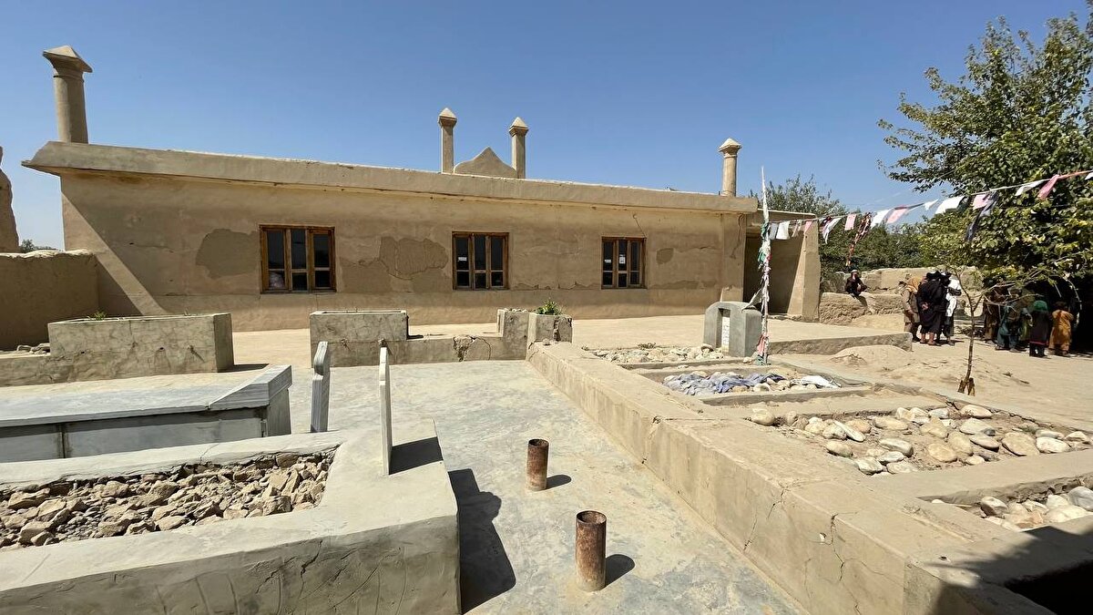 Bu görüşmeden sonra Molla Ömer'in teklife sıcak bakmadığını aktaran Şah Ahund, kendisinin yerel silahlı grupların halka zulmetmesi nedeniyle yaptığı güçlü itirazı sonucu Molla Ömer'in ikna olduğunu söyledi. Taliban'ın kurulması üzerine fikir birliğinin sağlanmasının ardından örgütlenme çalışmalarının başlatıldığını dile getiren Şah Ahund, "Molla Ömer bizden, önce savaşacak kişiler ve silahların bulunmasını istedi. Biz de görüşmeden bir gün sonra 4 köy halkıyla böyle bir düşüncemizin olduğunu paylaştık. Onlar da bize destek vereceklerini vaat ettiler." dedi.