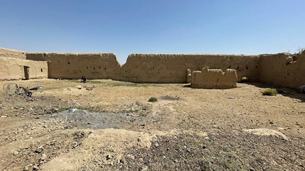 ABD saldırılarından enkazı kalan ve bazı duvarları halen ayakta olan medrese, Taliban'ın ilk örgütlenmesinin yapıldığı yer olma özelliğini taşıyor. Molla Ömer'in, az sayıda arkadaşı ile ilk toplantıları burada yaptığı biliniyor. Köylülerin ibadetine halen açık olan caminin avlusunda grubun çatışmalarda ölen ilk Taliban mensuplarının mezarları var.