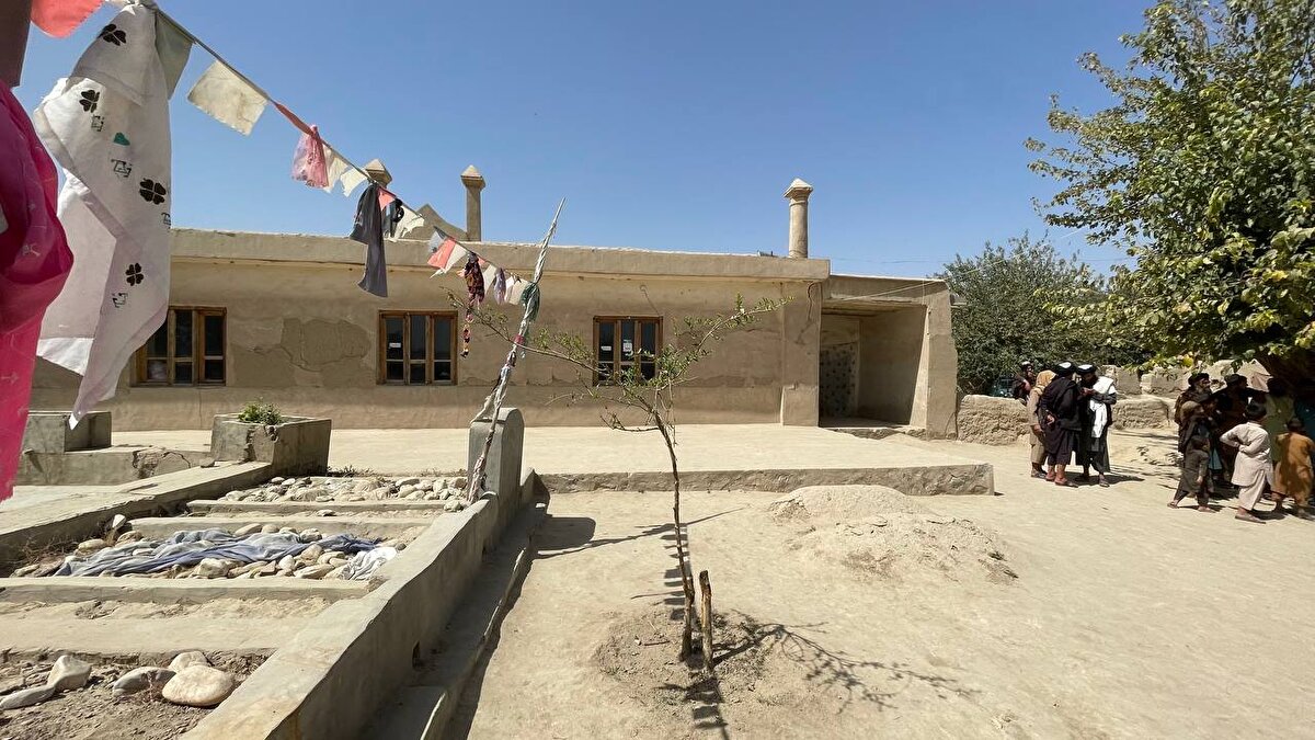 Daha sonra birçok din alimi ile istişare görüşmeleri yaptıklarını kaydeden Şah Ahund, onların desteğini de aldıklarını ve oy birliği ile kurucu 4 kişi arasından, Molla Ömer'i, hareketin lideri olarak seçtiklerini hatırlattı. Şah Ahund'a göre, söz konusu 4 kişi, kendisi, Molla Ömer, Mevlevi Abdul Samad ve Mevlevi Abdul Rahman.