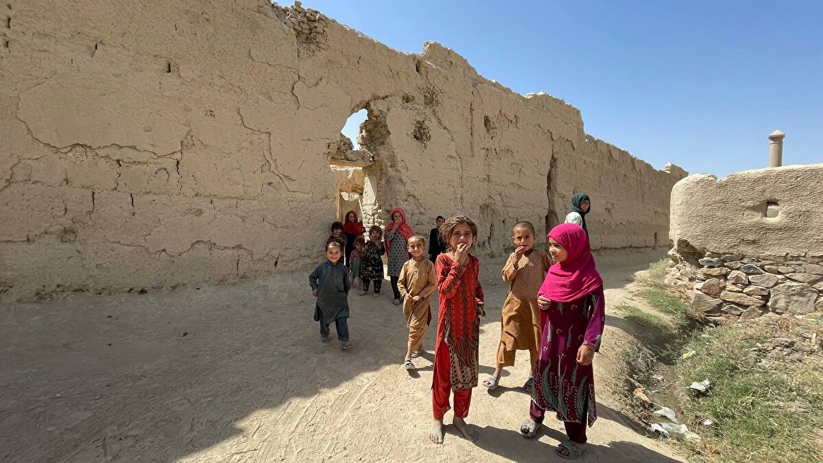 Mevlevi Muhammed Şah Ahund, silah temin edildikten sonra yapılan ilk saldırıya ilişkin şu bilgileri paylaştı: İlk saldırıyı Kandahar'ın Meyvend ilçesinde bir okulu askeri karakol olarak kullanan bir gruba karşı 100 kişi ile gerçekleştirdik ve orayı kontrol altına aldık. Bu saldırının ardından bizim adımız duyulmaya başladı ve hatta Pakistan'da eğitim gören Afgan öğrenciler de bize desteğe geldiler. Böylece sayımız kısa süre içinde yaklaşık 500 oldu.