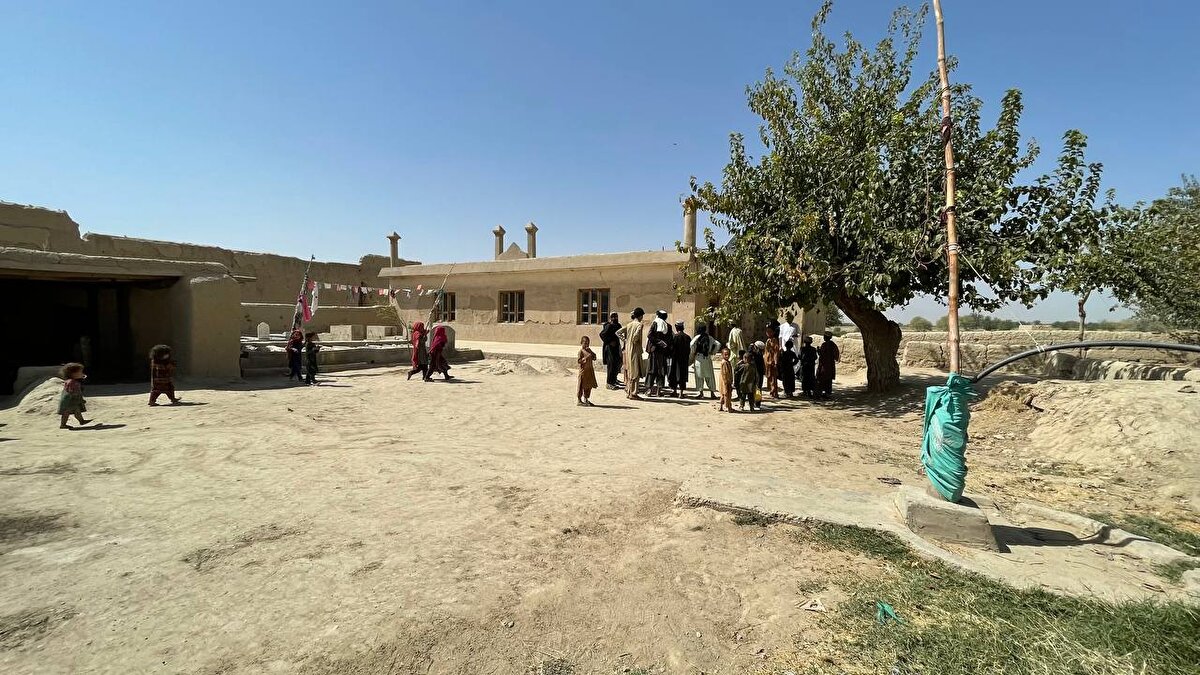 Sangisar köyünde, bazılarından geriye kalıntılar da kalmış olsa Taliban için 4 önemli yapı mevcut. Bunlar, Taliban'ın kurucusu Molla Ömer'in evi ve imamlık yaptığı cami, Taliban'ın ilk kurulduğu medrese ve önde gelen liderlerden Molla Abdulgani Birader'in doğup büyüdüğü evden oluşuyor.