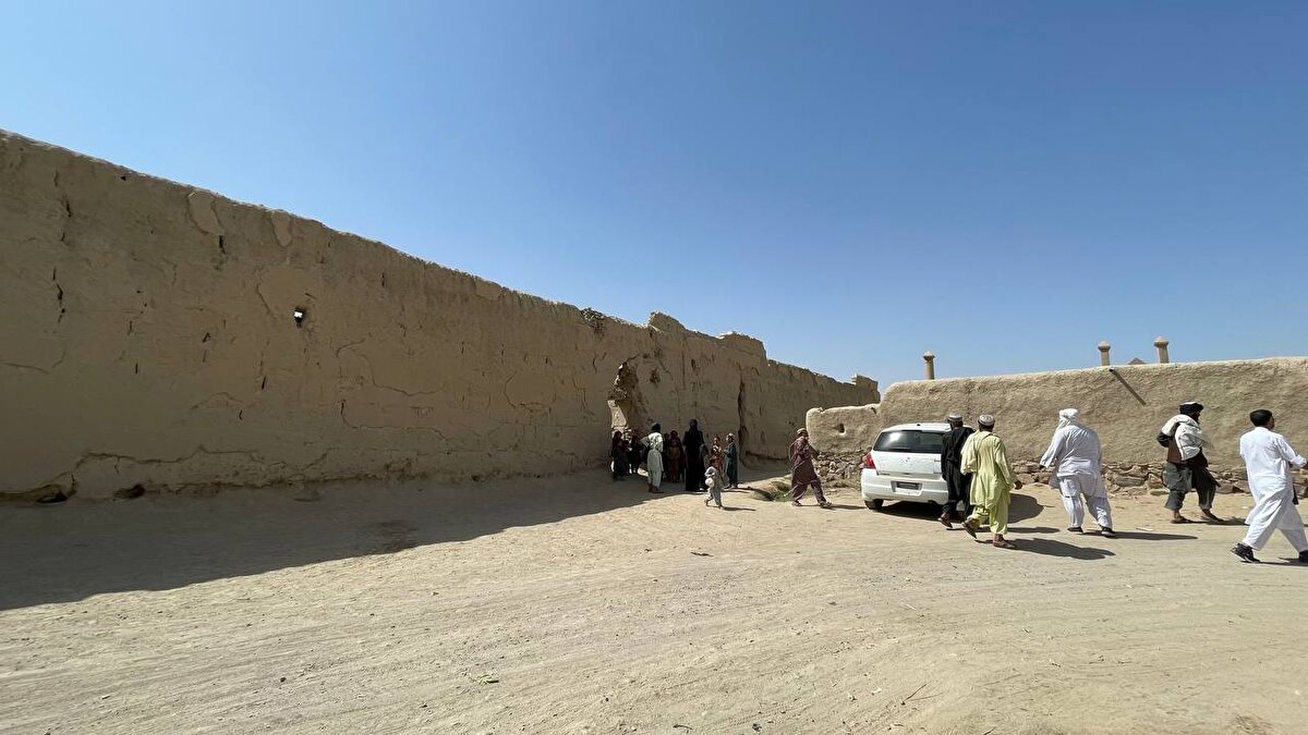 Şah Ahund, çatışmalardan elde edilen başarılardan sonra Taliban'ın hızla büyüdüğünü ve zamanla Kandahar'ı kontrolü altına aldığını belirterek, kendisinin de medresede ders vermeye döndüğünü söyledi. Mevlevi Muhammed Şah Ahund, Ben medresede olsam da Molla Ömer ile sürekli irtibat halindeydim. ABD'nin Afganistan'ı işgal etmesiyle bir daha da onu yakından göremedim. Ancak 3 kardeşim Molla Ömer ölene kadar onunla birlikte Taliban saflarında savaştı. diye konuştu.