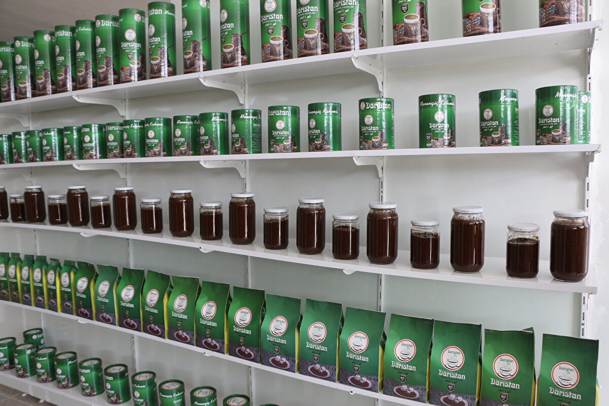 Hayal Erkan, oturdukları ve iş imkanlarının kısıtlı olduğu Balveren beldesinde yapacak iş bulamayınca eve gelen misafirlere ikram ettiği ve çok beğenilen menengiç kahvesi işine girmeye karar verdi.