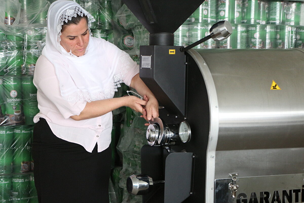Ondan sonra kırma işlemi de yaptık ve herkes çok beğendi. Ben ürettim eşim merkeze götürüp tanıttı. Çok talep olunca gücümüz yetmedi. Makinemiz küçüktü. KOSGEB'e başvurduk. Sağ olsun, onlar da destek verdiler. Biz de işimizi büyütüp markalaştırmaya karar verdik. Kadınlar el attığı her şeyi güzelleştiriyor. Yeni makineler aldım. Kavurma makinesi, Kırma makinesi ve yağ makinesi aldık. Türkiye'nin her yerine gönderiyoruz. Önce hediye veriyoruz. Müşteriler içince sipariş veriyorlar. İstanbul, Ankara, İzmir, Irak'tan taleplerimiz var. 