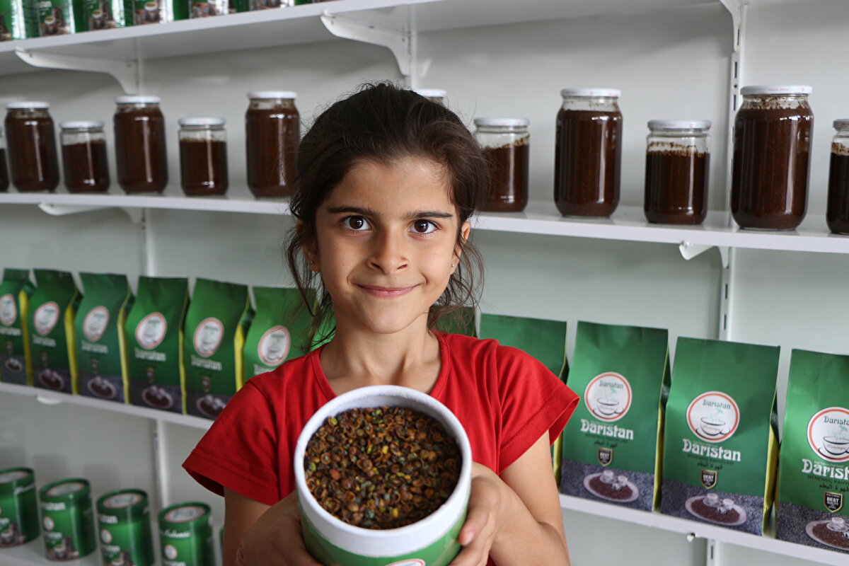 Eşini de yanına alan Erkan, şimdi İstanbul ve Ankara dahil Türkiye'nin birçok kentinin yanı sıra Irak'a menengiç kahvelerinden gönderiyor. Erkan'ın şimdiki hedefi, işi daha da büyüterek, beldede istihdama katkı sağlamak. 