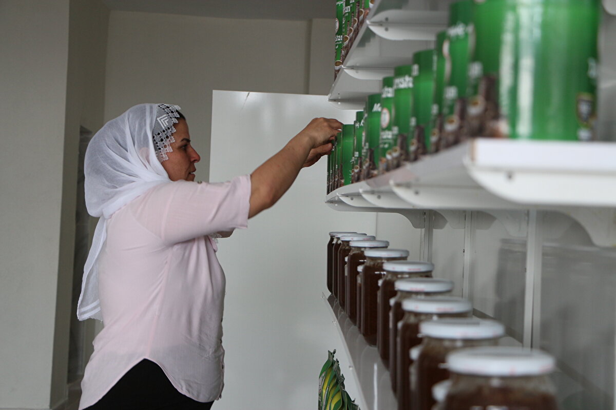 Evde ilkel yöntemlerle menengiç kahvesi yapıp, satarak ailesinin geçimini sağlayan Erkan, işini büyütmeye karar verdi.