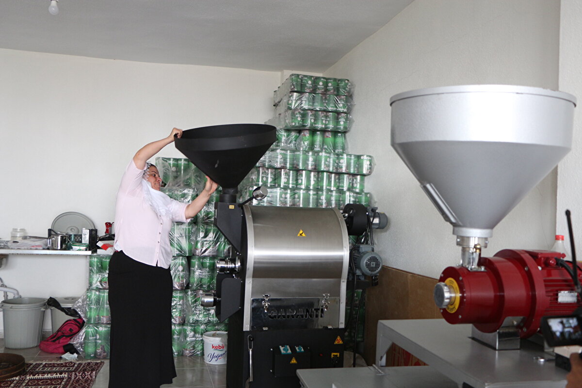 Hayal Erkan, eve gelen misafirlere yaptığı menengiç kahvelerinden ikram ettiğini ve çok beğenildiğini belirterek, Dostlarımız kahve satın alınca çocukların okul ihtiyacı karşılandı. Eşim de iyileşti. Ondan sonra Şırnak merkeze giderek dükkan dükkan, kafe kafe dolaşarak numuneler bıraktık. İçenler beğenince biz de 'Daha nasıl başarılı olabiliriz, işimizi nasıl büyütebiliriz' dedik. 