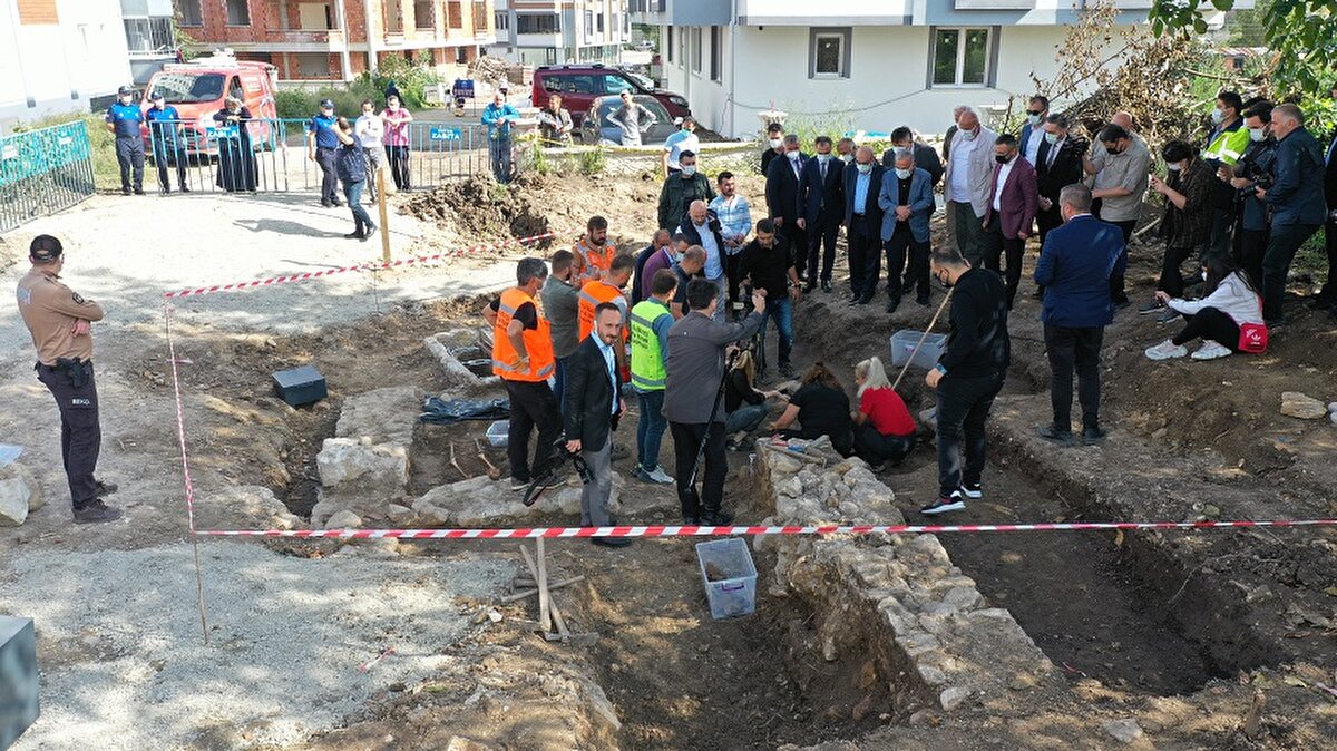 Büyükşehir Belediyesinden yapılan açıklamaya göre, Kurtuluş Mahallesi'nde yol yapım çalışması sırasında Antik Roma dönemine ait olduğu düşünülen lahite ulaşılmasının ardından başlatılan arkeolojik kazıda yeni lahit bulundu.