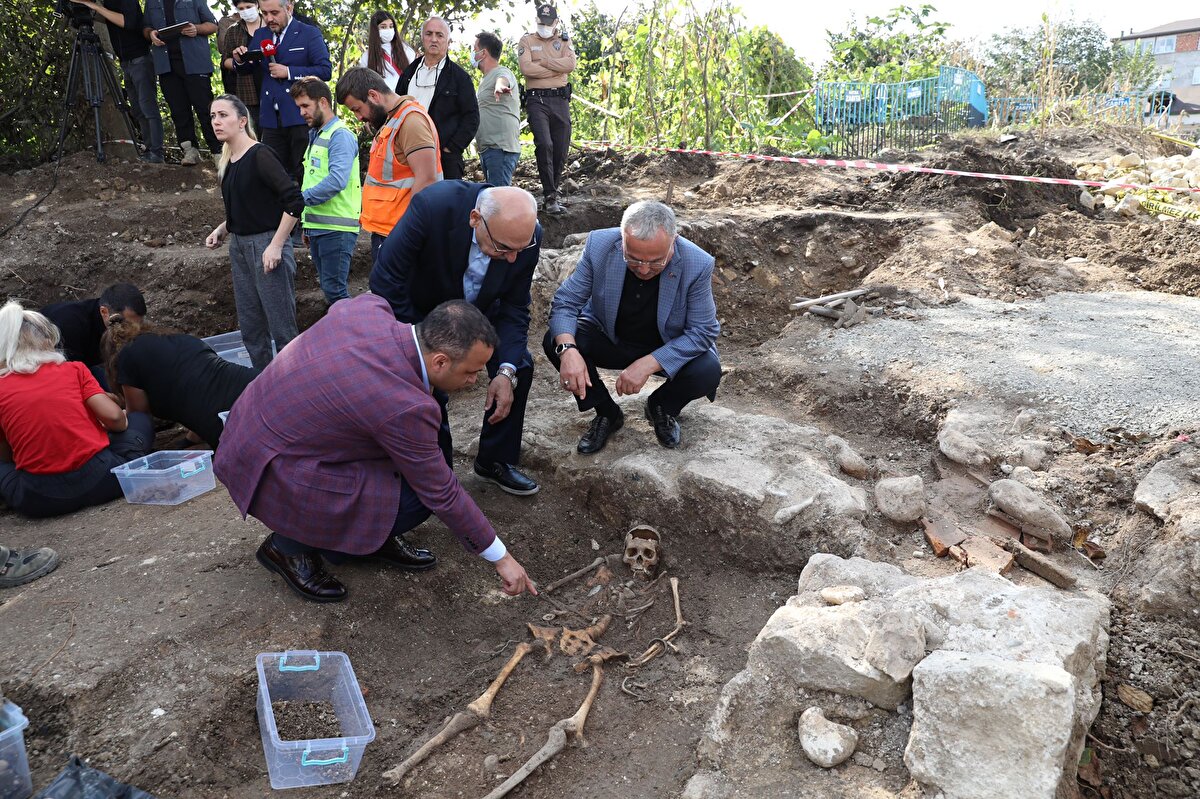AK Parti Ordu Milletvekili Şenel Yediyıldız ve Ordu Büyükşehir Belediye Başkanı Mehmet Hilmi Güler, kazı alanında incelemelerde bulunarak, yetkililerden bilgi aldı.