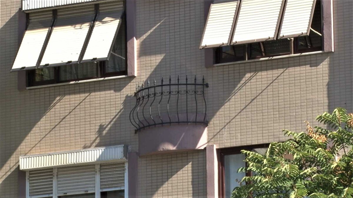 Binanın projesini çizen mimarın o alanı çiçek dikilmesi için inşa ettirdiği iddia edilse de dairelerin pencereleri ile Fransız balkon arasındaki yaklaşık 2 metrelik mesafe, bu seçeneği de imkansız hale getiriyor.Yoldan geçen vatandaşların şaşkınlıkla izlediği balkonlar ise şu an için herhangi bir işlev görmüyor.