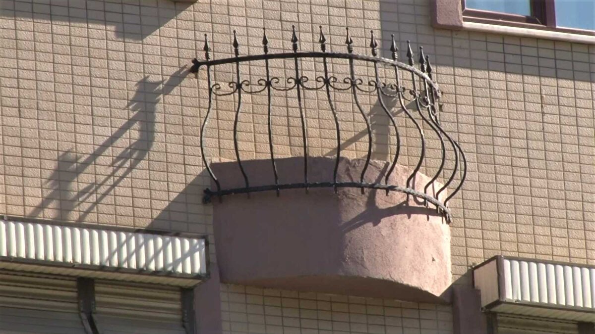 Görenlerin şaşkınlıkla karşıladığı balkonlara ilişkin konuşan çevre esnaflarından İrfan Cebeci, Gerçekten çok ilginç bir durum. Yoldan geçen vatandaşlarında dikkatini çekiyor. Balkonların şu an için görünürde herhangi bir işlevi yok. Aslında binanın inşaat halinde olduğu dönemde mimarı ile konuşma fırsatım olmuştu. O dönemde o kısmı çiçeklik olarak düşündüğünü söylemişti.