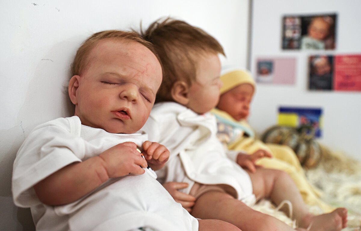 Reborn bebek vinil bazlı olduğu için, içinde kimyasal maddelerin bulunmadığını, insan temasında da ısıdan dolayı yumuşadığını, kendi ısısının insana, insanın ısısının bebeğe geçtiğini aktaran Redneva, bu sayede insana yenidoğan hissini verdiğini söyledi.