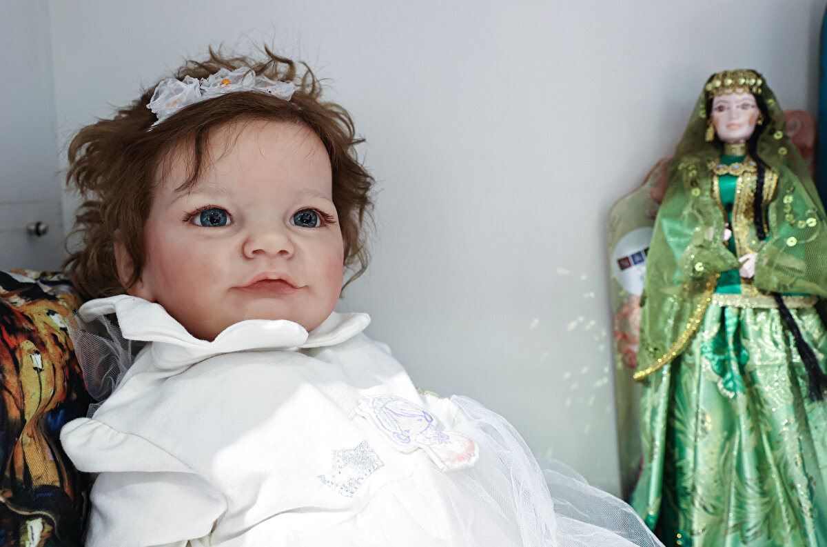 Bebek yapmaya ilk başladığında, onlara bağlanmamak için satmak amacıyla tasarladığını kendisine kabul ettirdiğini dile getiren Redneva, yaptığı bütün bebekleri çok sevdiğini, elinden geldiğince ruhunu da kattığını sözlerine ekledi.