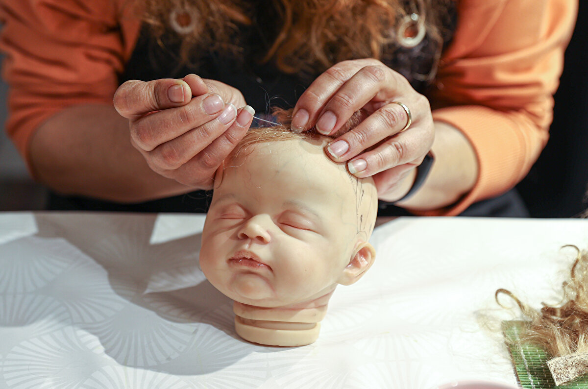 Usta bir sanatçının elinden çıkan reborn bebekler, yüksek fiyatlı bir sanat eserine dönüşüyor. Fiyatları 2 bin liradan 10 bin dolara kadar çıkabilen bebeklerin sanatçıları, bu bebekleri çocukların oynayacağı bir oyuncak olarak kabul etmiyor.