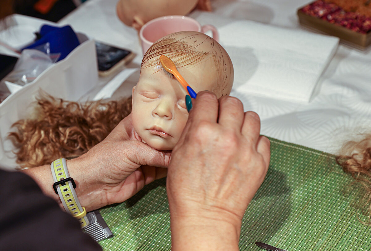 Newborn'un yenidoğan, Reborn'un yeniden doğmuş anlamına geldiğini, yani bir bebeği bir kit üzerinden yaptıkları için yeniden hayata getiriyormuş gibi ifade ettiklerini belirten Redneva, bu sanatın ilk olarak 1960'lı yıllarda Amerika'da doğduğunu söyledi.