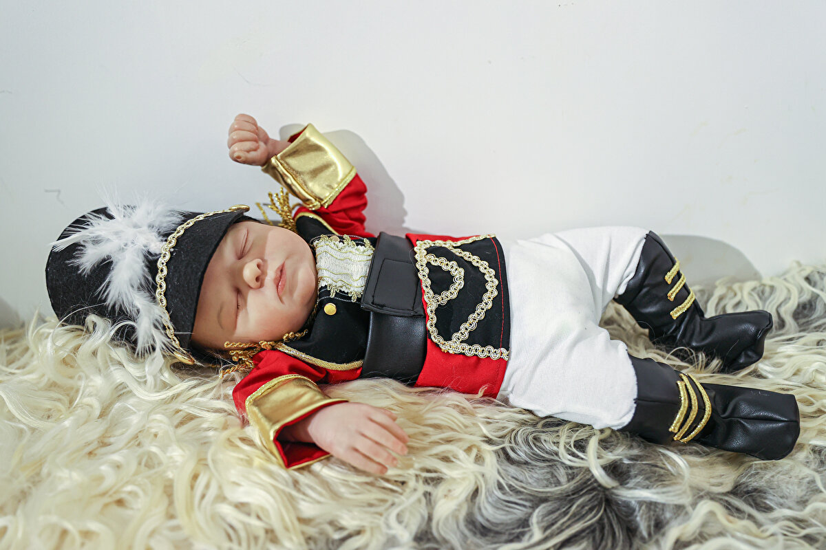 Gerekli malzemeleri satın aldıktan sonra İranlı kadınlara ulaştıracağını, bebeklerin saçlarını bir kişinin, yüzünü başka bir kişinin yapacağını aktaran Khanjari, bu bebekleri daha sonra Hollanda'daki oyuncak firmasında satışa sunacağını ifade etti.