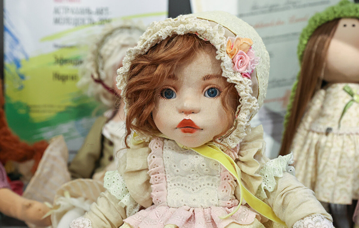 Kursiyerler, 6 gün süren yoğun eğitim kapsamında demonte haldeki bebekleri önce boyamayı, ardından fırınlamayı, sonrasında hatlarını çizmeyi, saçlarını ve kaşlarını oluşturmayı öğreniyor.