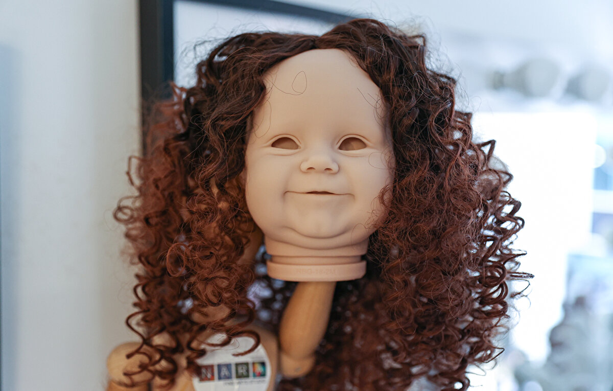 Bu sanatı icra ederken bir heykeltıraş ile çalıştığını belirten Redneva, Heykeltraş, reborn bebekleri tasarlıyor, kalıplarını çıkarıyor. Bu kalıplar sınırlı sayıda olduğu için her birinin bir sertifikası var. Benim gibi reborn sanatçıları bu kalıpları alıyor ve üzerinde canlandırma işlemi yapıyor. Özel bir boya ile boyama işlemi yapılıyor. Her boyama aşamasından sonra mutlaka fırın kullanıyoruz.