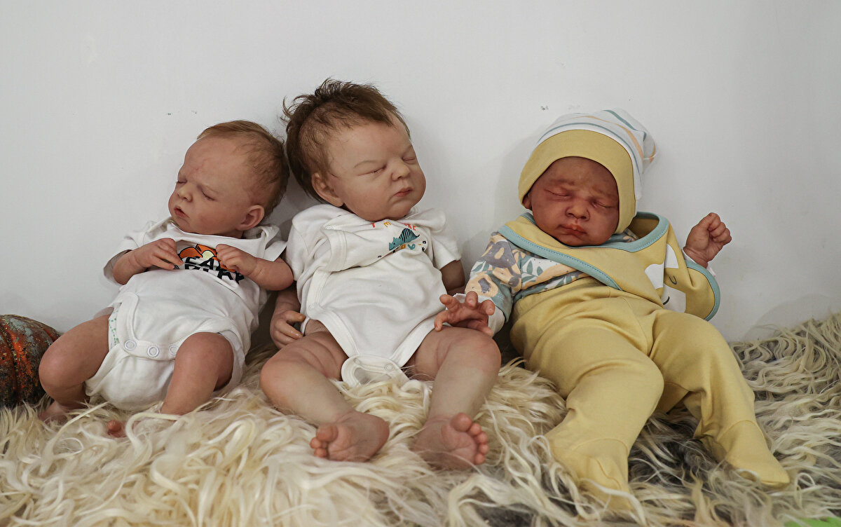 Bu boyama 50 kat da olabilir, 100 kat da olabilir. Her sanatçı kendi arzusuna göre boyuyor bebeği. Boyama aşaması bittikten sonra keçeden bebeğin saçlarını ve kirpiklerini yapıyoruz. En sonunda bebek, kollar, bacaklar ve kafa olarak bir gövdeye sabitleniyor dedi.