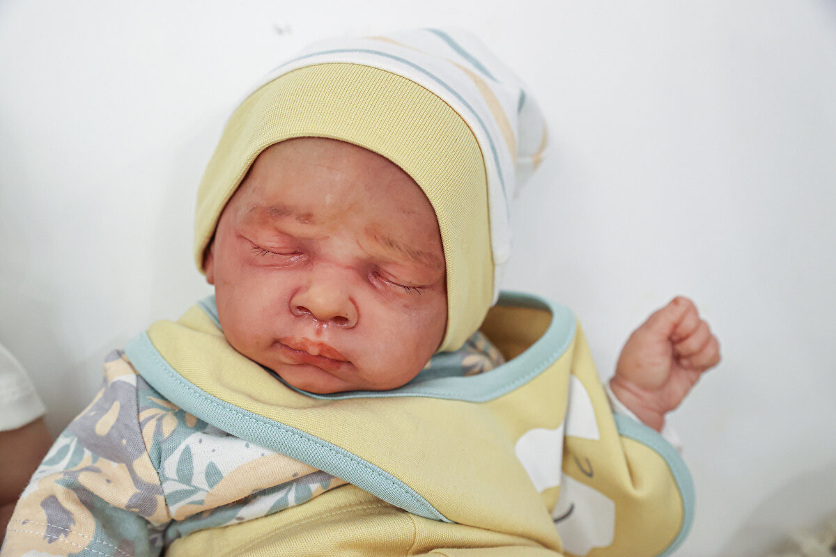 Reborn bebek ile oyuncak bebek arasındaki farkları anlatan Redneva, Bir oyuncak bebek fabrikada üretiliyor. Reborn ise ilk aşamasından itibaren el yapımı olduğu için çocuk oyuncağı değil, koleksiyon bebeği olarak biliniyor. Ben aynı heykeltıraşın aynı kiti üzerinden 10 tane bebek bile yapsam her biri farklı oluyor. Çünkü her birine farklı renk saç, farklı kirpik uygulanıyor. Reborn bebekleri genellikle koleksiyonerler tercih ediyor diye konuştu.