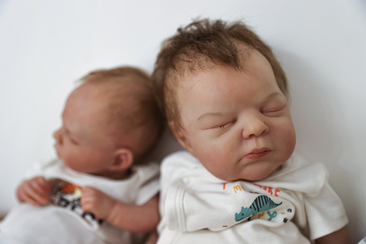 Redneva, bebeklerini başta koleksiyoncular olmak üzere, alzaymır hastası yakınlarını ya da bebeğini kaybeden veya bebeği olmayan anne ve anne adayları tarafından aldığını anlattı. Koleksiyoncuların gerçeğinden ayırt edilemeyen bu bebekleri yakından takip ettiğini belirten Redneva, reborn bebeklerin fiyatının ise sanatçıya göre değiştiğini belirtti.