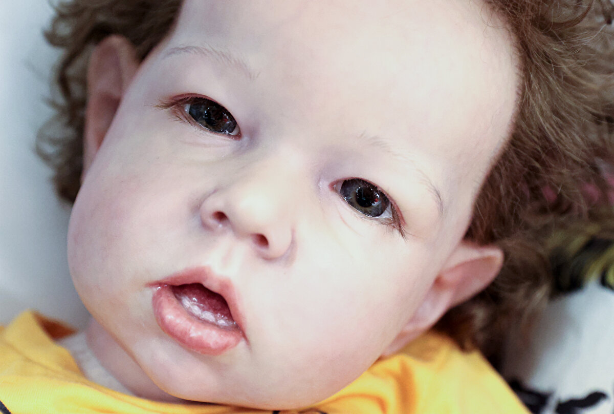 Bu bebekleri gerçek bebek hissi verdiği için çok sevdiğini anlatan Yari, Kucağıma alınca iyi bir his veriyor. Bedenimin sıcaklığını alıyor, huzur veriyor. İnsanlar da çok seviyor. Çünkü gerçekten yeni doğan bebeğe benziyor dedi.