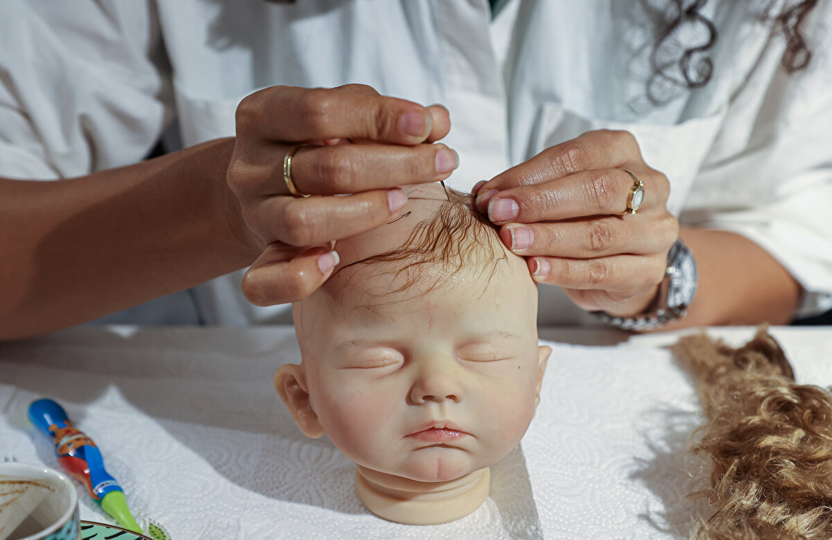 Eğitim sonunda herkesin el becerisi ve tasarımına göre birbirinden farklı yenidoğan görünümlü bebekler ortaya çıkıyor. Bu oyuncak bebeklerin en önemli özelliği insan ısısının bebeğe, bebeğin ısısının insana geçiyor olması. Bu özelliği ile de reborn bebeklerin gerçeklik hissi daha da artıyor.