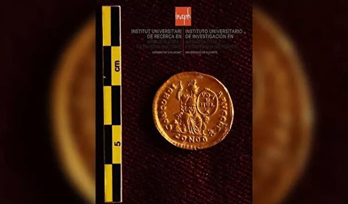 Buluntular arasında ayrıca, bakırdan yapılmış üç çivi ve kurşun kalıntıları yer alıyordu. Arkeologlar bunların, altınları koruyan sandığın parçaları olduğunu düşünüyor.
