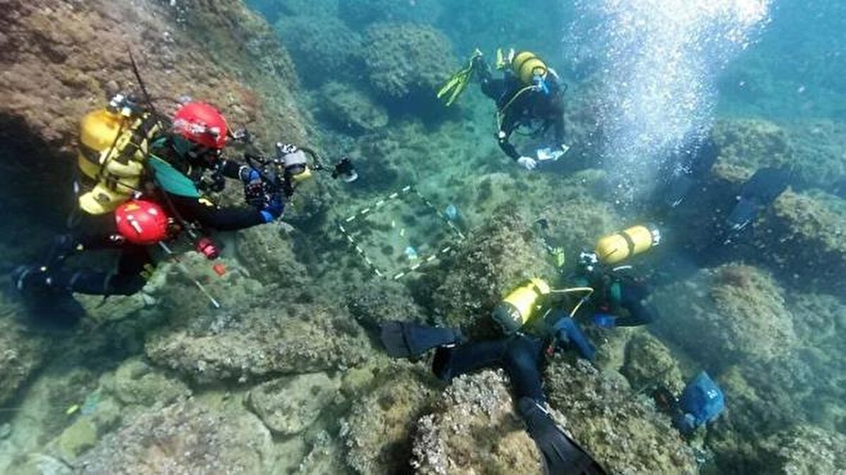 Çöp toplama amacıyla serbest dalış yapmaya karar veren ikili, Portitxol Körfezi'nin dibinde hazinenin parıltısını gördüğünde neye uğradığını şaşırdı.
