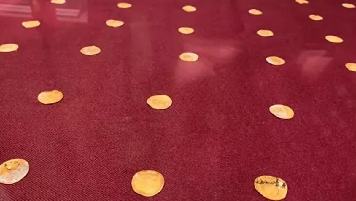 Yerel basına konuşan Lens Pardo, buldukları hazineden 8 altın parayı kıyıya çıkardıklarını aktardı.