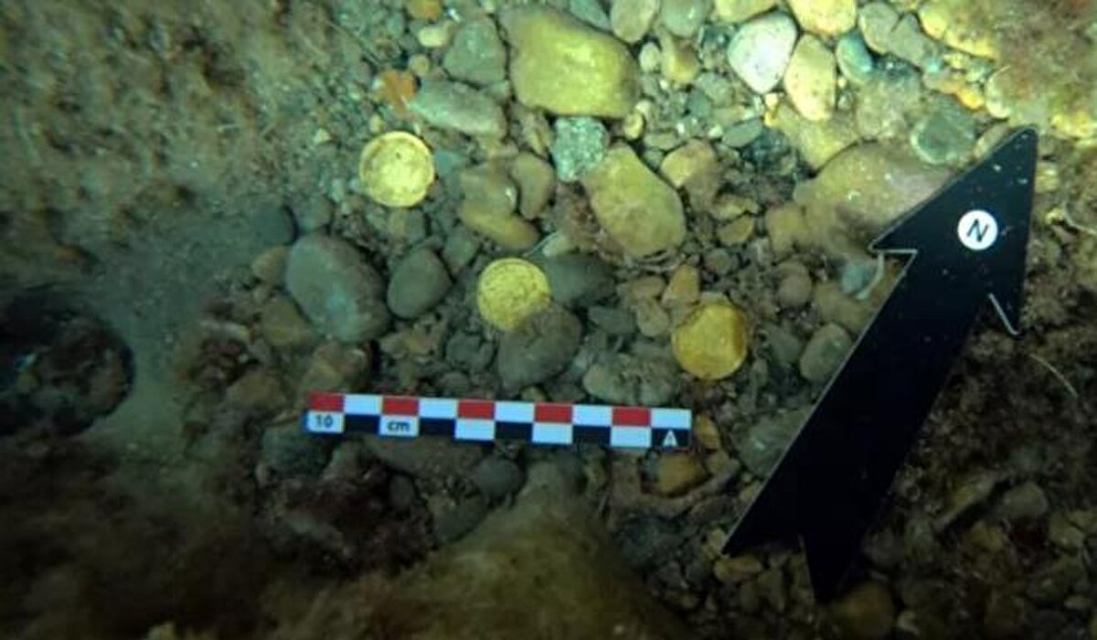 İkili, paraları önce biraz temizlediklerini ve biraz deniz suyuyla birlikte bir cam kavanoza koyduklarını söyledi.