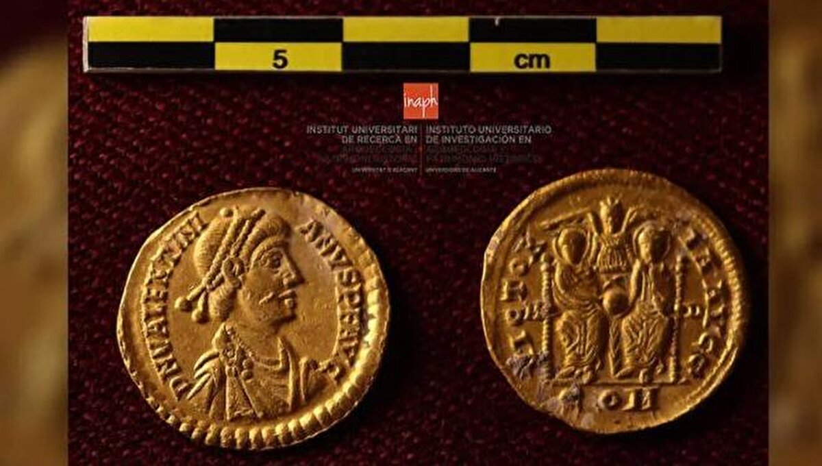 Kazı çalışmalarında 53 altın sikkeden oluşan büyük bir hazine gün yüzüne çıkarıldı. Her bir sikkenin ağırlığı, 4,5 gram ölçüldü. Sikkeler, Batı Roma İmparatorluğu'nun çöküşte olduğu M.S. 364 ve 408 yılları arasına tarihlendi.