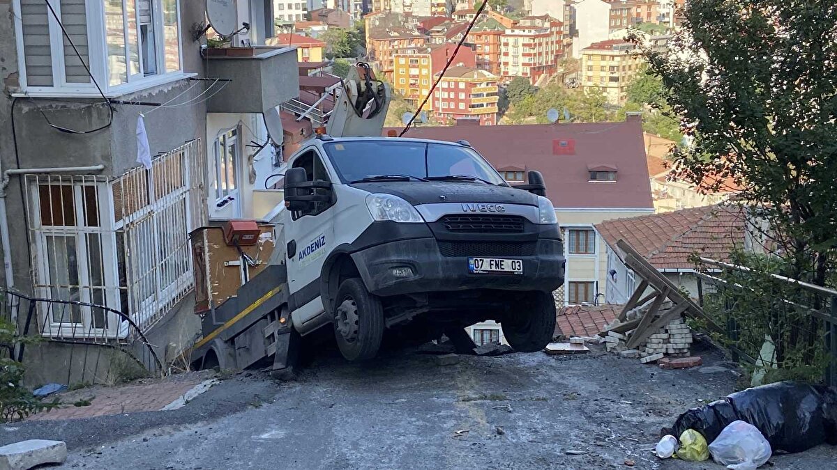 Kaza anını gören Cemal Öcal, "Arkadaşlar elektrik çalışması yapıyordu. Aracın ayakları açıktı. Bir genç arkadaş operatör olarak kullanıyordu. Başka arkadaş dedi ki sen ne yapıyorsun niye indiriyorsun dedi. İndirme bak düzelteceğim dedi. Kaldırma koluyla indirmeye çekti. Araba geri geri kayarken tutmaya çalıştı ayakları altında kaldı. Tutamazlardı zaten iki tonluk araç. Önce araca çarptı. O esnada iki çocukla annesi buradaydı. Kafasına taş yağdığı halde çocuklarını çekti. Sonra ablalar kaçmaya başladı. Taşlar buraya yığıldı. Araç bir defa askıda kaldı sonra tekrar vurdu. Sonra vurunca araç u dönüşü yaptı. topaç gibi döndü" diye konuştu.
Kaza sonrası araçların kaldırılması için olay yerine vinç sevk edilirken, ekiplerin araçları kaldırmak için çalışma başlattı.