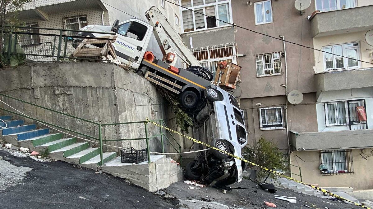 Kaza sırasında duvarın alt kısmında çay içen Elif G. ile isminin derya olduğu öğrenilen kadın ve 2 çocuğu yüksekten düşen araçları son anda fark ederek kaçması faciayı önledi. Kazayı gören vatandaşların ihbarı üzerine olay yerine polis ve sağlık ekipleri sevk edildi.
Araçların kaldırımdan düştüğü esnada yuvarlanan taş parçaları Elif G.'ye çarparak yaralanmasına neden oldu. Derya isimli kadın o esnada 2 çocuğuna adeta siper olarak araç altında kalmaktan son anda kurtuldu. Kaldırımdan düşen taşların vücuduna isabet etmesi sonucu yaralanan Elif G. sağlık ekipleri tarafından yapılan ilk müdahale sonrasında hastaneye kaldırıldı.