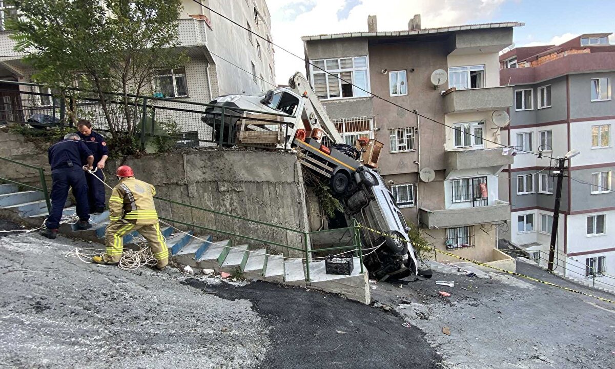 Kaza sonrası kaldırımda asılı kalan araçların aşağıya yuvarlanarak binalara çarpmaması için itfaiye ekipleri araçları çelik halatlarla ağaca bağladı. Öte yandan kaldırımdan düşen ticari araç binanın önüne düşerek binanın girişini kapattı. Polis ekipleri tarafından şerit çekilerek güvenliği alınan binaya giriş çıkışlara izin verilmedi.
