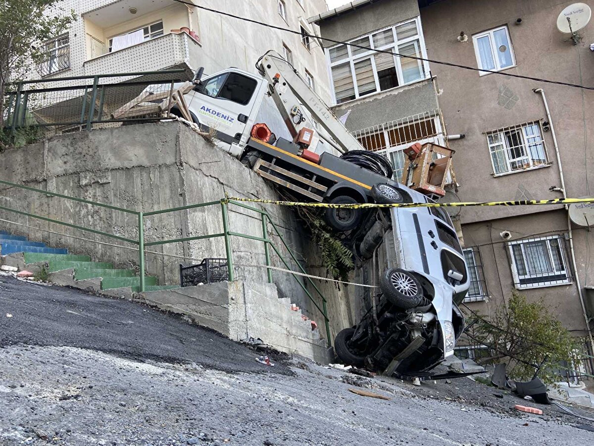 Kaza, saat 17.00'de Eyüpsultan Rami Cuma Mahallesi Bağlar Caddesi'nde meydana geldi. Edinilen bilgiye göre, cadde üzerindeki elektrik direklerinde bakım onarım çalışması yapan ekiplerin aracı, rampa aşağı kayarak çarptığı park halindeki araçla birlikte yaklaşık 5 metrelik duvardan aşağıya düştü.