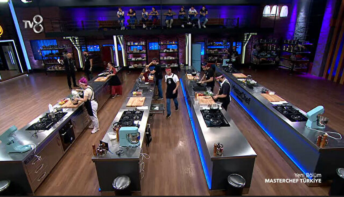 Sinirlerine hakim olamayan Sivrioğlu, Aras bak hep aynı şeyi yapıyorsun. Burada food team diye bir şey var. Biz senin şefinizi sürekli malzeme soruyorsun bize. Git food team ile konuş. Yerine geç diyerek Araz'ı azarladı.